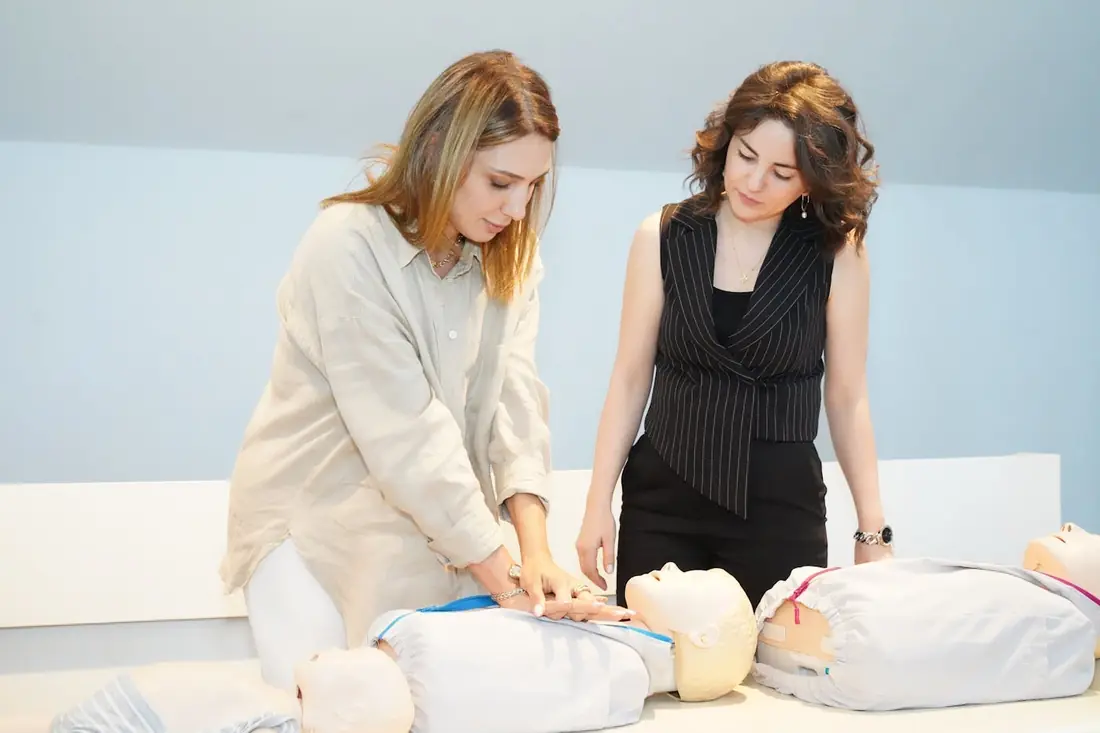 Formation SST Toulon, deux stagiaires sur mannequin de premiers secours